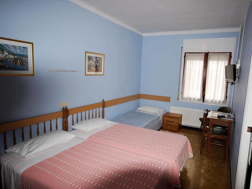 קאלדס דה מאלבלה Hostal Fabrellas מראה חיצוני תמונה